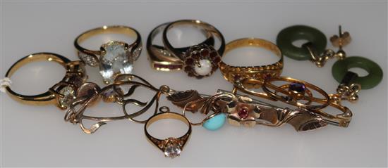 Mixed jewellery including gold rings, brooches, etc.